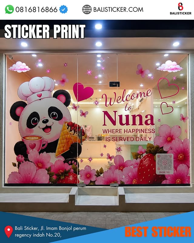 Aplikasi stiker print kaca toko bali pada fasad kafe kuki dan bakery ramping dan cerah.