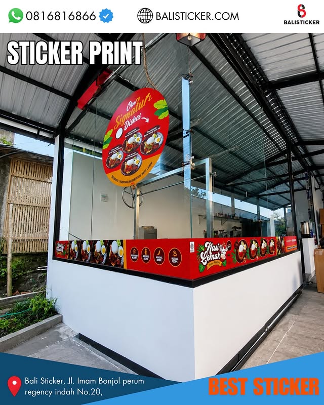 Aplikasi stiker print booth makanan bali warna merah pada gerobak kuliner modern Bali.